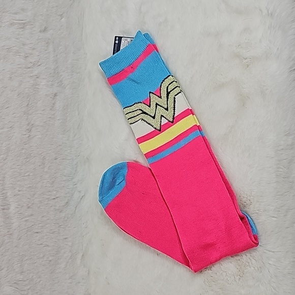 DC Wonder Woman Kneww High Pink Women's Socks Size 4-10 - Picture 1 of 6